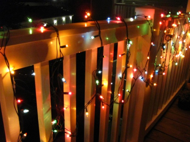 luci colorate sul balcone