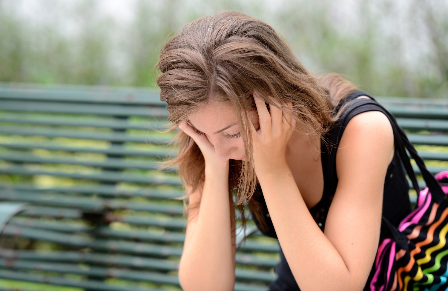 девочка расстроена. девочка была расстроена. задумчивая девушка. грустный ребенок. расстроенная девочка.