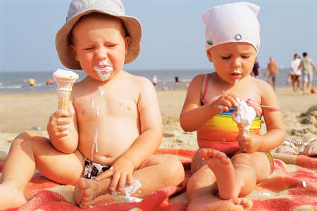bambini mangiano gelato in spiaggia