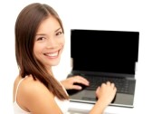 11504604 ragazza asiatica seduta con notebook computer portatile sorridente isolato su sfondo bianco