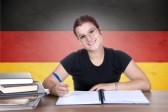 19637185 giovane studente ragazza sullo sfondo con la bandiera germanl tedesco concetto apprendimento delle l