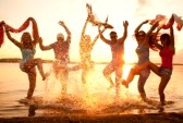 21131228 grande gruppo di giovani godendo di una festa in spiaggia
