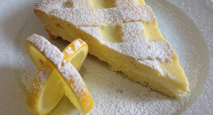 Torta pasticciona dessert fresco con ananas e limone
