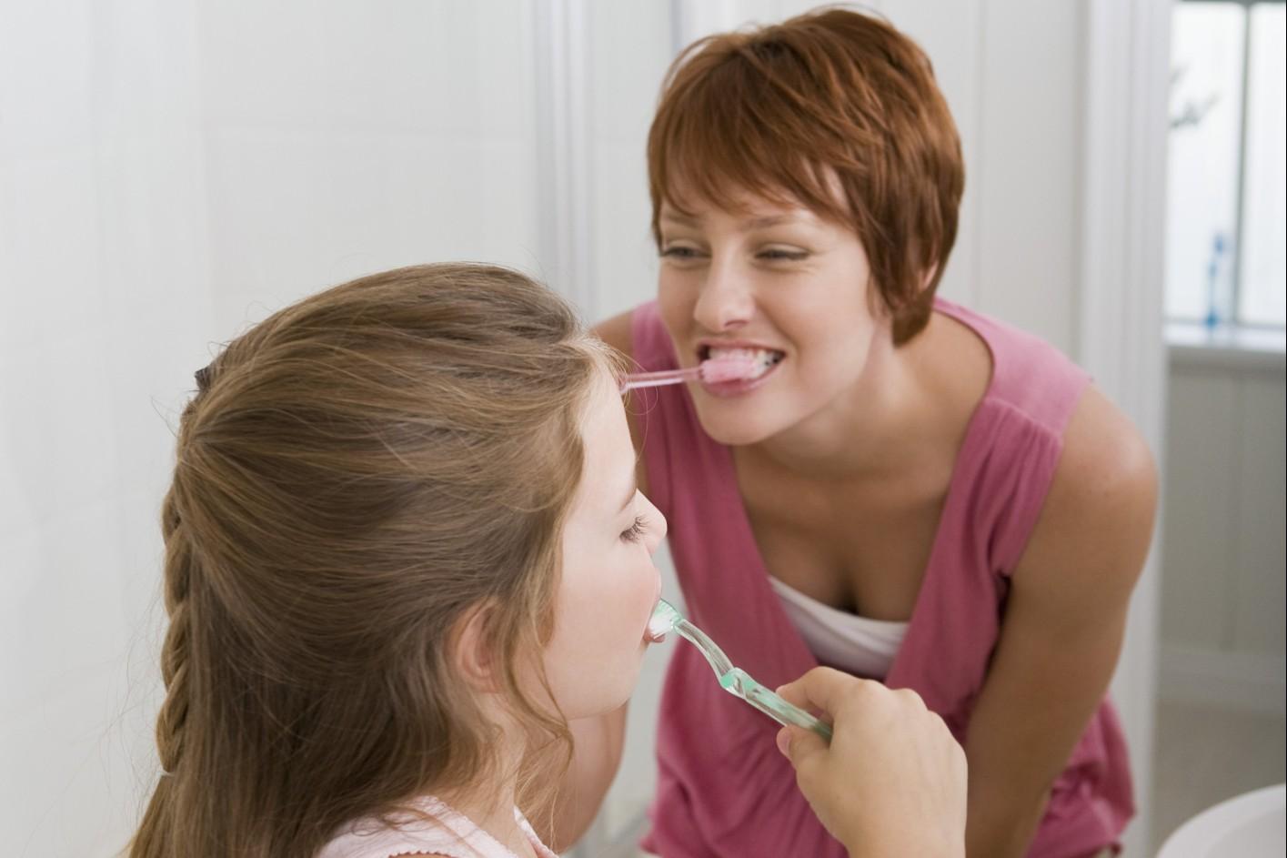 insegnare lavare i denti bambini