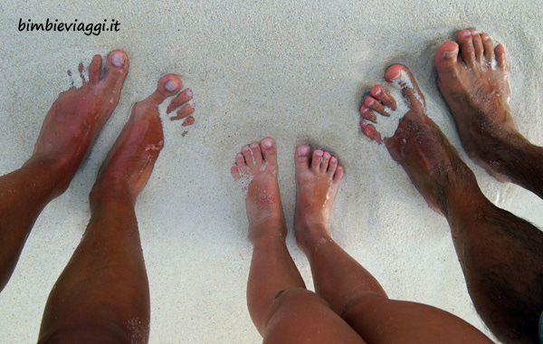 maldive con bambini piedi spiaggia