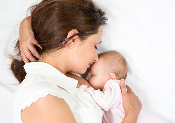 donna allatta al seno neonato