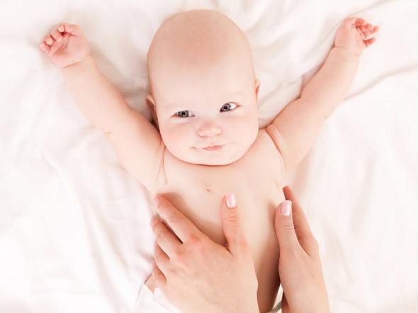 Come fare massaggio coliche neonatali