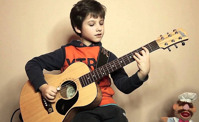 come far apprendere ad un bimbo a suonare la chitarra