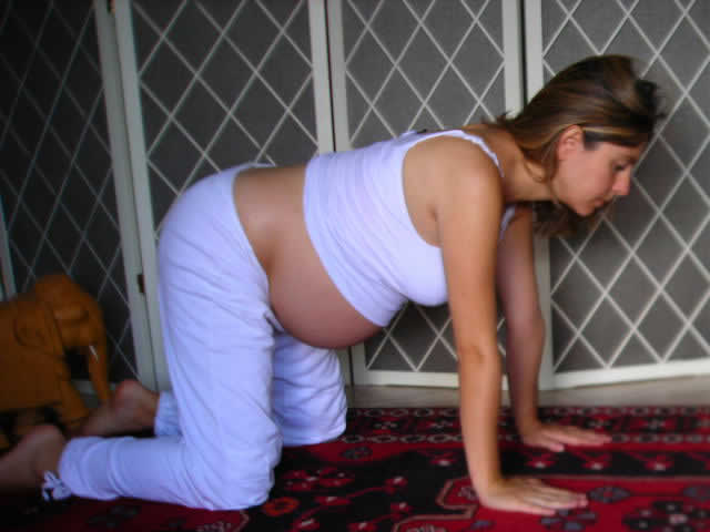 Quali sono posizioni yoga che favoriscono il parto