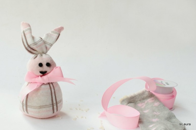 Come fare un coniglietto di Pasqua con calza di riciclo