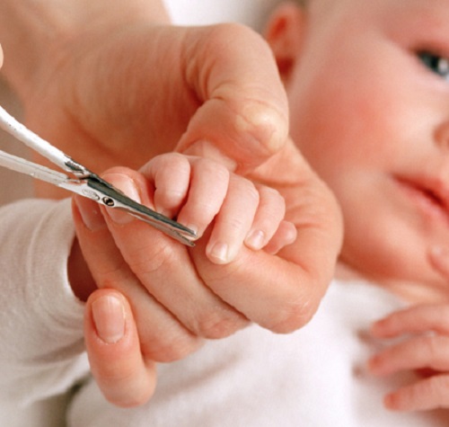 come accorciare le unghiette di un bebè