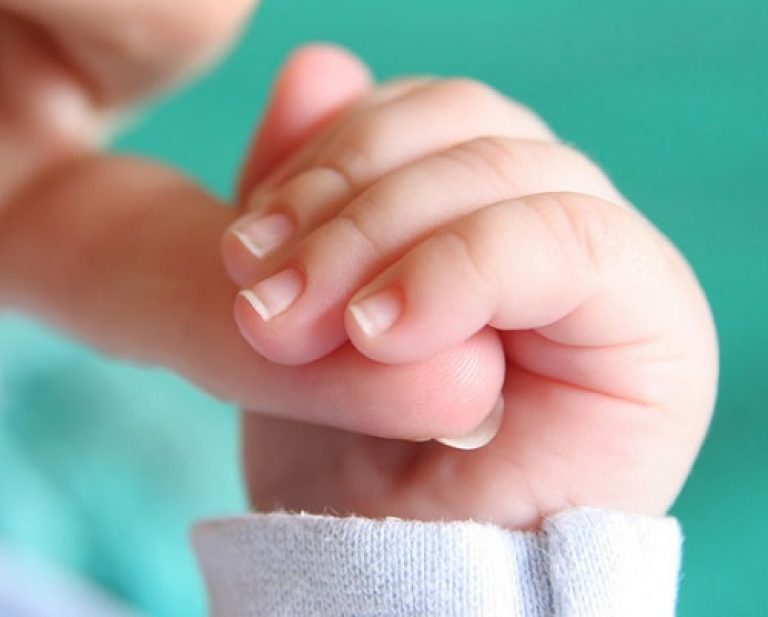 come pulire le unghiette di un bebè