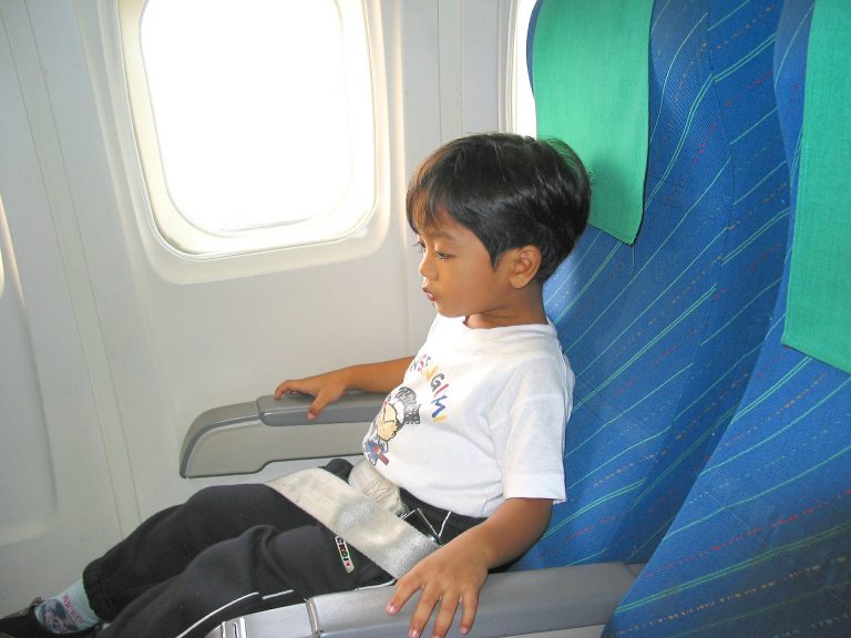 in aereo con bambini