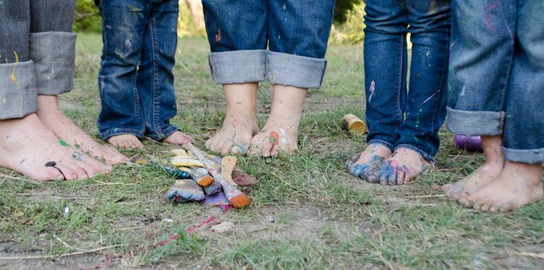 I benefici di camminare scalzi per i bambini