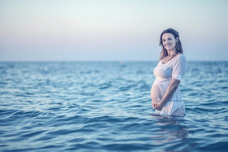 Esercizi di acquagym da fare in gravidanza