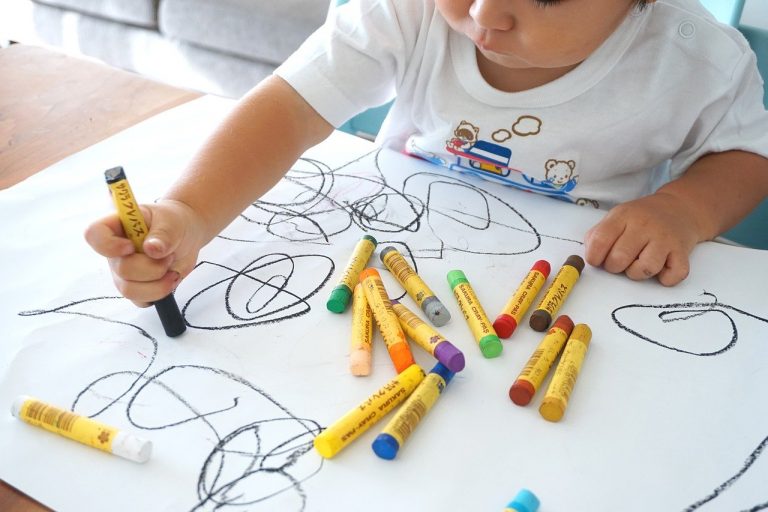 Perchè i bambini disegnano persone senza mani?