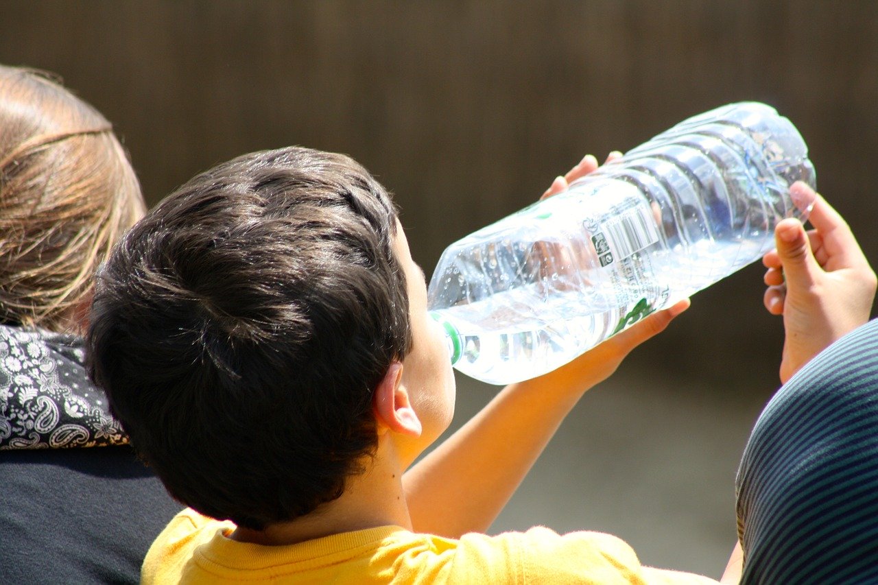 quanta acqua devono bere i bambini