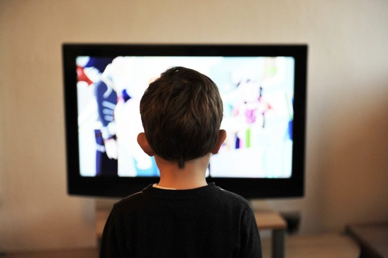 Perchè spegnere la tv ai bambini