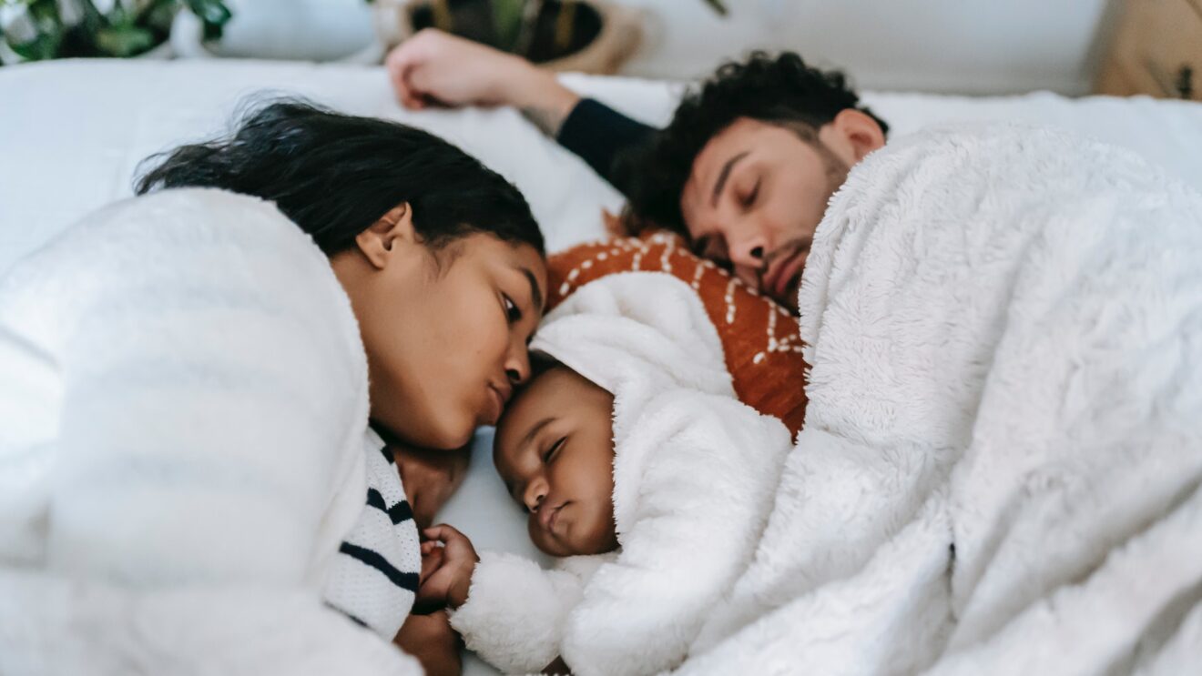 come aiutare un neonato a dormire