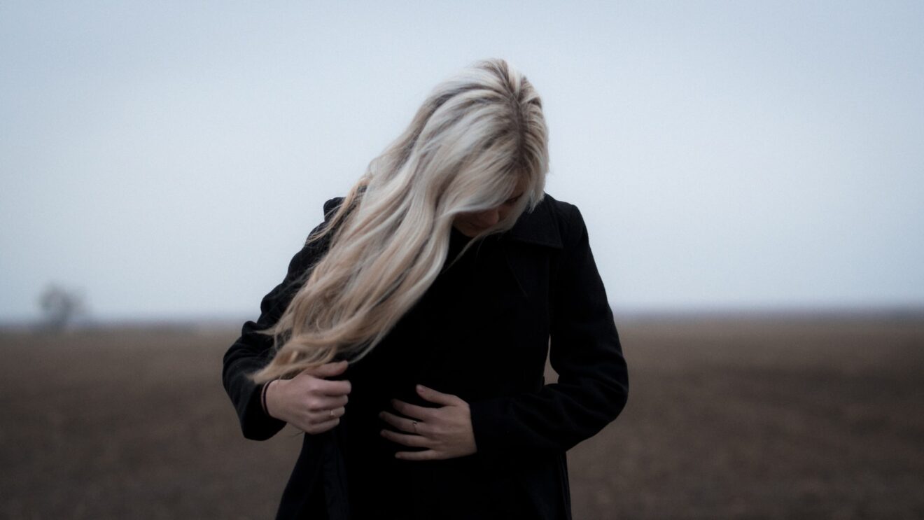 Depressione post-partum: quando la maternità diventa un abisso solitario