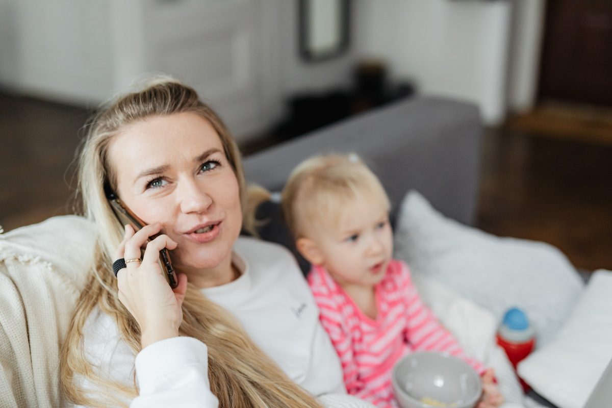 Insegnare al bambino a non interrompere durante una telefonata