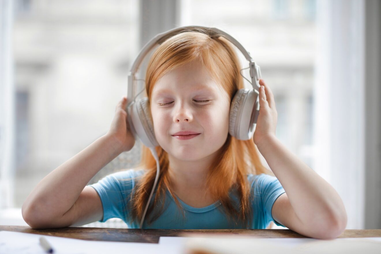 È sicuro per il bambino usare cuffie o auricolari? | Mamme Magazine