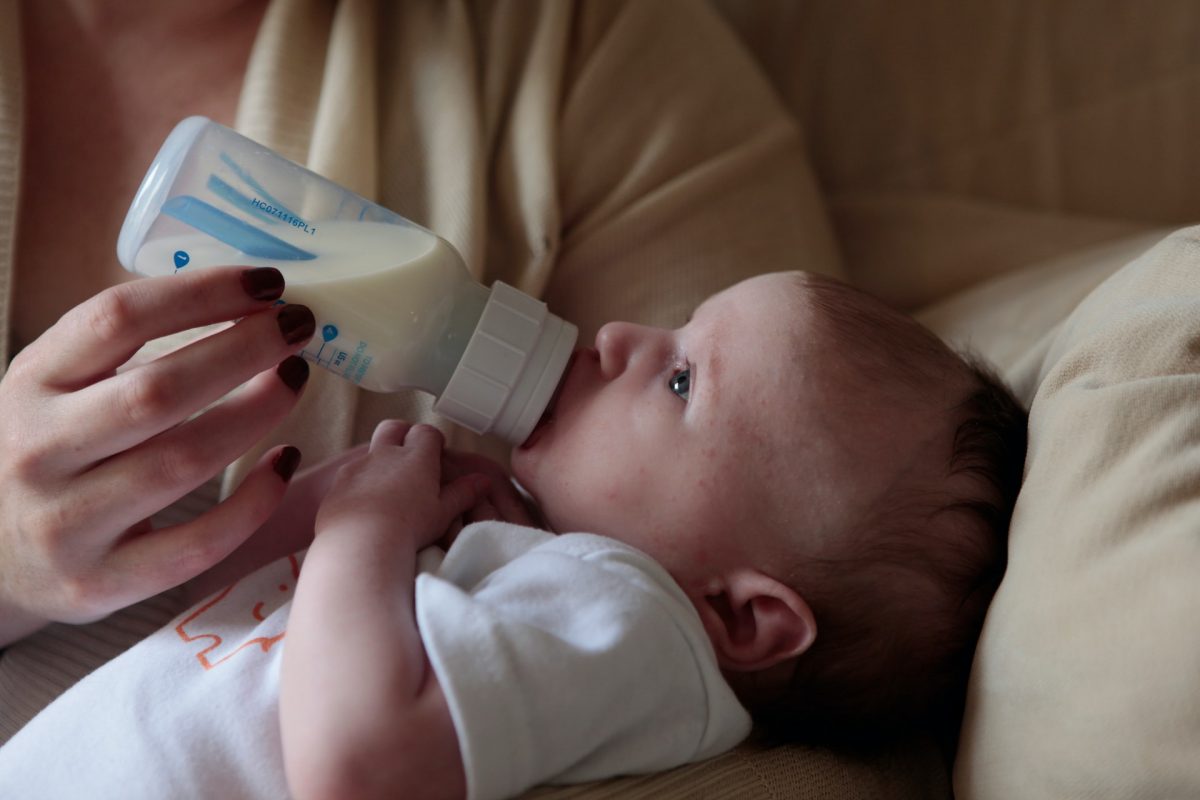 come combinare latte materno e artificiale