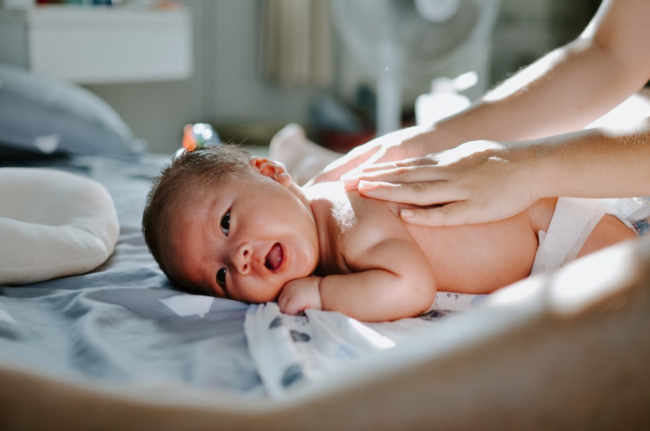 Come tenere in braccio un neonato con coliche