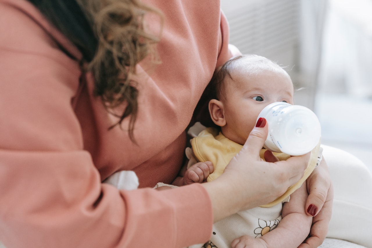 come dare il biberon al neonato guida