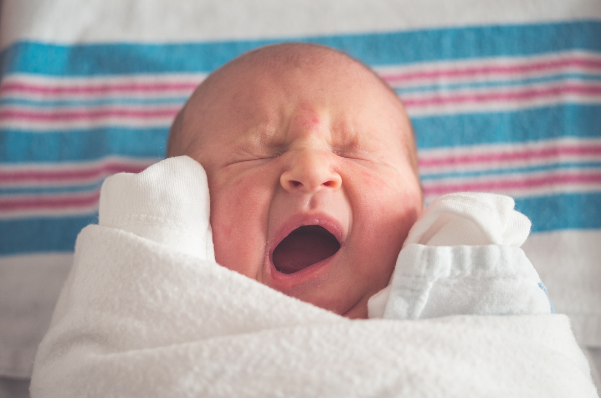 come abituare un neonato a dormire senza seno