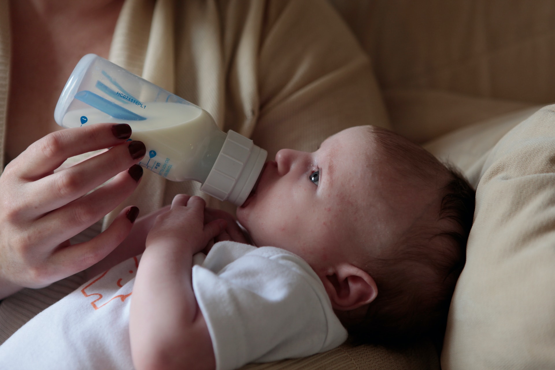 come dare il latte tirato al neonato