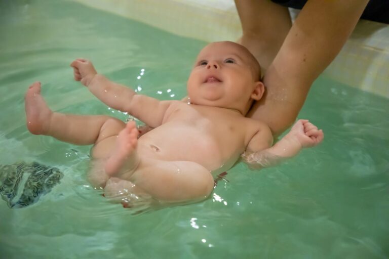 come insegnare a un bambino a nuotare