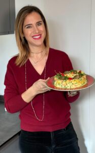 Angelica Amodei mostra il risultato della sua versione di insalata russa