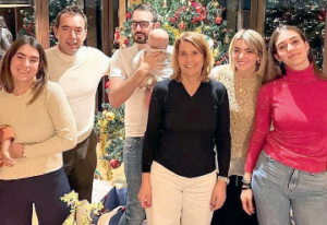 L’avvocato Cesare Pozzoli 59 anni, con la moglie Paola e i figl