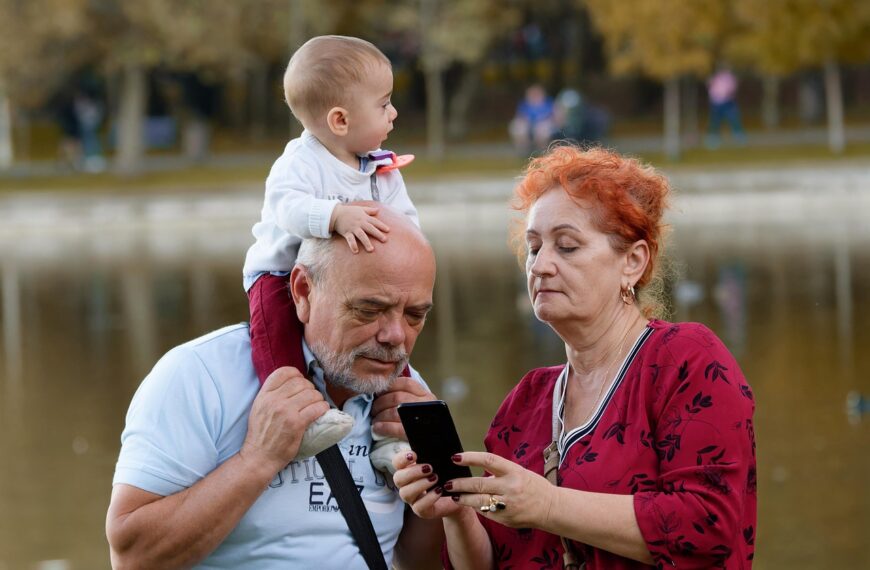 E in Italia i nonni diventano welfare: per l’Istat il 60% degli aiuti per i figli arriva in famiglia