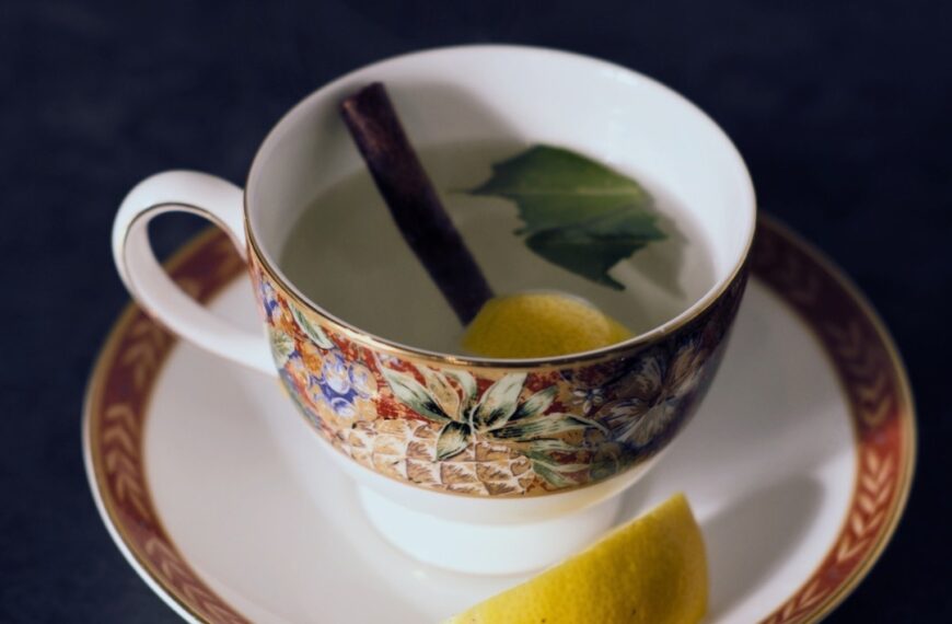 Il corpo chiede pietà: la tisana giusta dopo le abbuffate