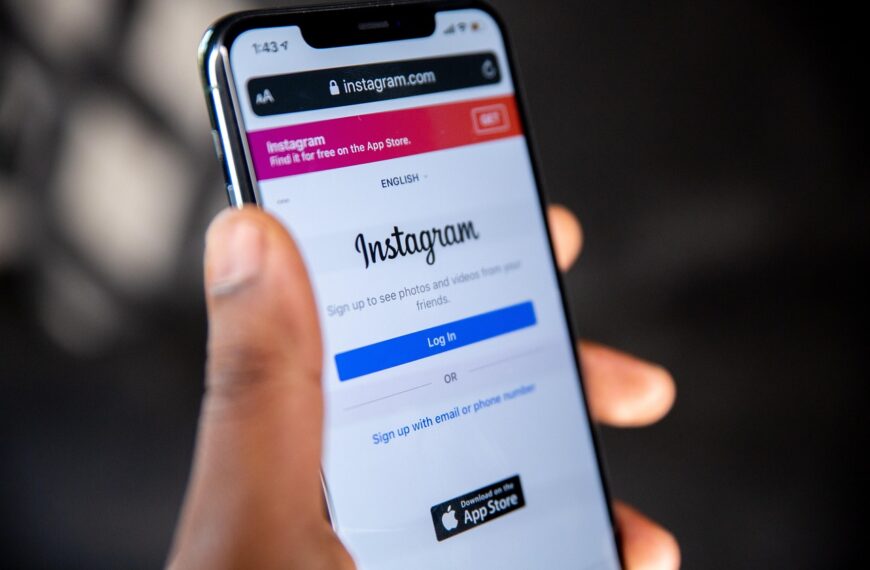Fake news: Socialcom, l’AI rende il falso credibile e nel 2025 conquista Instagram e TikTok