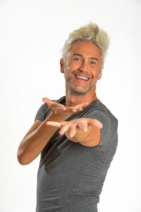 VINCENZO SCHETTINI TORNA IN TOURCON “LA FISICA CHE CI PIACE – L’ULTIMA LEZIONE” DOPO 80 REPLICHE E 78.500 SPETTATORI IL PROFESSORE PIÙ AMATO DEL WEB TORNA DAL 10 GENNAIO LIVE CON L’ULTIMA LEZIONE DELLO SHOW CHE HA RESO LA FISICA… UN VERO SPETTACOLO Vincenzo Schettini, il professore di fisica più amato del web, torna dal 10 gennaio nei teatri italiani con “La fisica che ci piace – L’ultima lezione”, capitolo conclusivo di uno show che ha collezionato 80 repliche e conquistato 78.500 spettatori. Una formula teatrale che, replica dopo replica, ha trasformato il palcoscenico in una grande aula, dove la curiosità accende l’emozione e la lezione si fa viaggio. Prodotto da Paolo Ruffini con Vera Produzione, lo spettacolo riparte con un nuovo tour che toccherà Varese, Ancona, Empoli, Cremona, Legnano, Torino, Roma, Aprilia, Argenta, Milano, Salerno, Napoli, Colle Val D’Elsa, Livorno, Cascina, Bolzano, Mestre, Firenze, Bologna, Modena e Parma. Un’occasione per continuare a “rendere la fisica un vero spettacolo” e coinvolgere il pubblico in un’esperienza teatrale capace di sorprendere tutti: appassionati della materia, nostalgici dei banchi di scuola, semplici curiosi, instancabili cercatori di risposte… e naturalmente i fan del Prof più celebre dei social. Sono milioni le persone che seguono le sue lezioni tra Instagram, Facebook, YouTube e TikTok: un successo nato nel 2017, quando Schettini — laurea in Fisica e cattedra alle scuole superiori — ha pubblicato il suo primo video, diventato subito virale. Il suo punto di forza? L’empatia. La capacità di far sentire tutti “al posto giusto”, grazie allo sguardo di un insegnante innamorato della propria materia. Simpatia, competenza scientifica e un modo unico di spiegare hanno dato vita a una community trasversale: studenti, genitori, insegnanti ed educatori che ogni giorno gli scrivono, trovando nelle sue lezioni non solo chiarimenti, ma spunti che risuonano nel quotidiano. Con “LA FISICA CHE CI PIACE – La Lezione Show” Schettini ha portato tutto questo sul palco, offrendo al pubblico un’occasione rara: non solo assistere a una lezione spettacolare, ma vivere uno spettacolo che diventa, a tutti gli effetti, una lezione anche di vita. Per consultare il calendario completo e acquistare i biglietti: https://www.lafisicachecipiace.it/tour-teatrale/