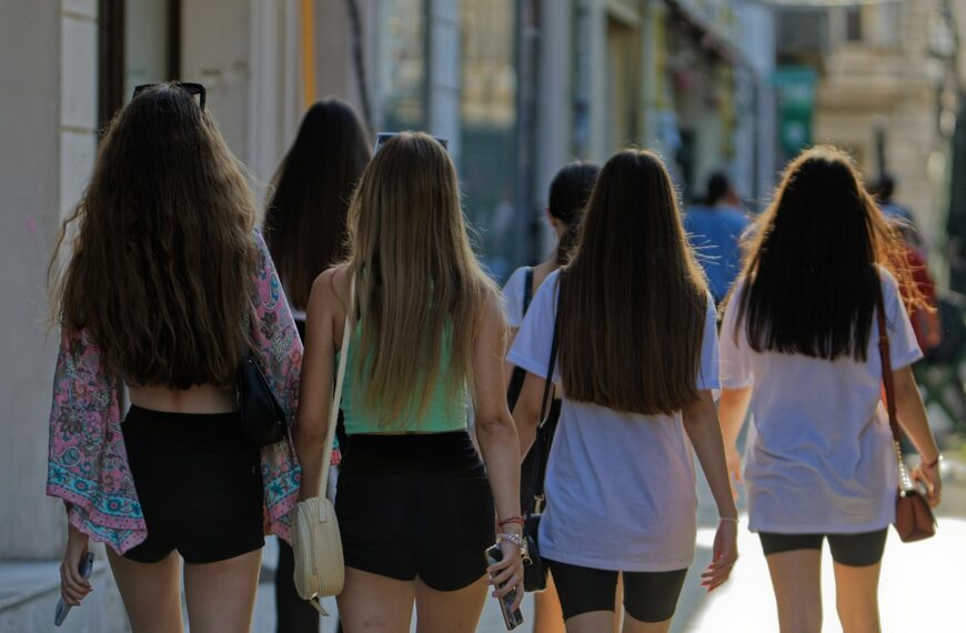 I numeri di un fenomeno: L’80% degli adolescenti non si piace e pesa la pressione sociale estetica