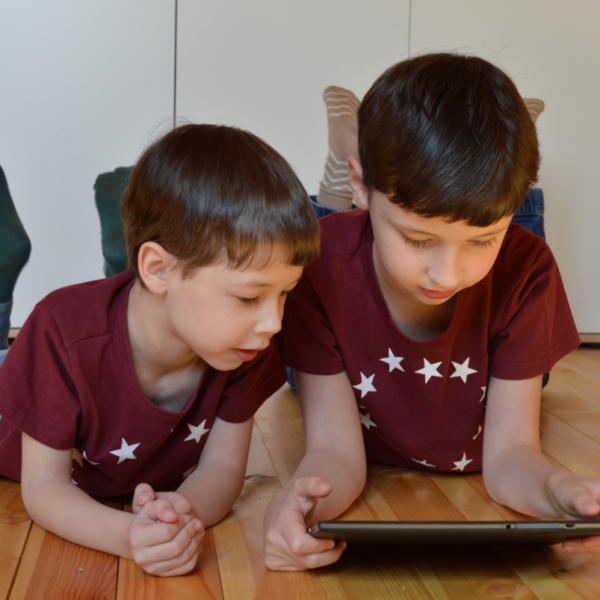 «Lasciate i telefonini ricominciate a scrivere»