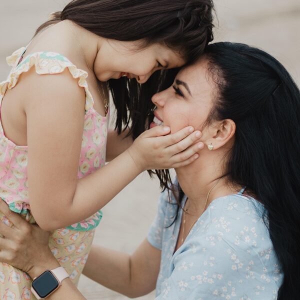 Salute della donna: come prendersi cura di sé dall’infanzia alla menopausa