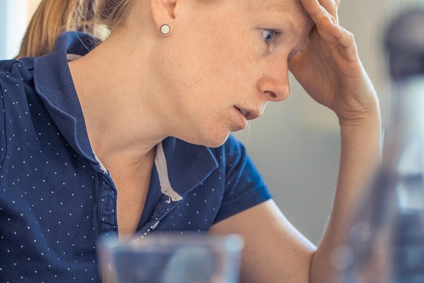 Benessere mentale in crisi: lavoro e sovraccarico digitale tra le principali cause