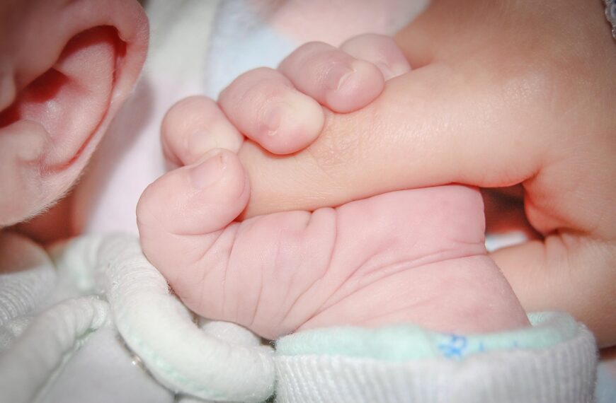 Kangaroo Care, come prendersi cura del neonato e dei suoi genitori