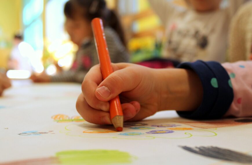 Pedagogia ai tempi dell’intelligenza artificiale: porte aperte alla scuola steineriana Cometa per avvicinare i ragazzi all’umano