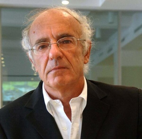 Il sociologo Mario Abis: «Attenti, i telefonini ci stanno cambiando»