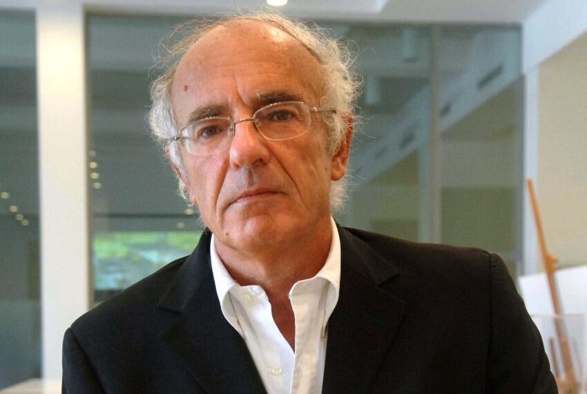 Il sociologo Mario Abis: «Attenti, i telefonini ci stanno cambiando»