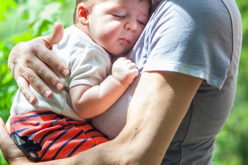 «Abbracciate sempre i neonati così la Canguro terapia renderà i vostri bambini più felici»