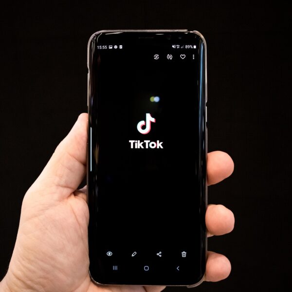 Podcast, X e Instagram. Così i nativi social si sono allontanati da tv e radio