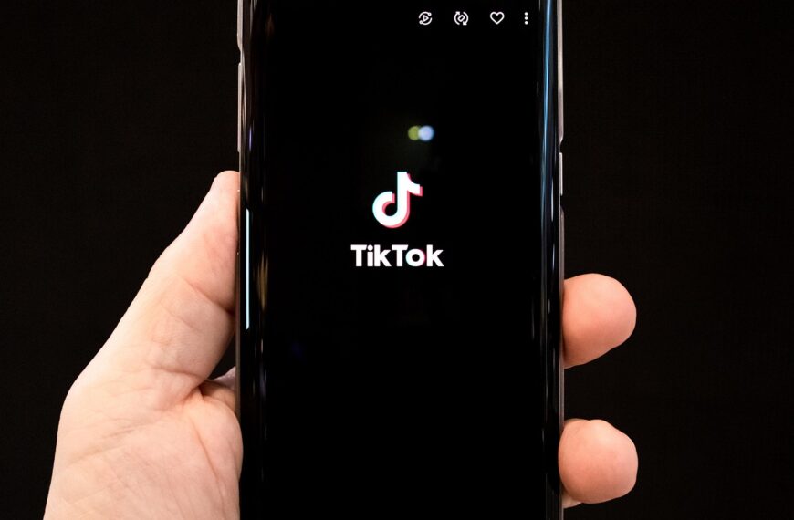Podcast, X e Instagram. Così i nativi social si sono allontanati da tv e radio