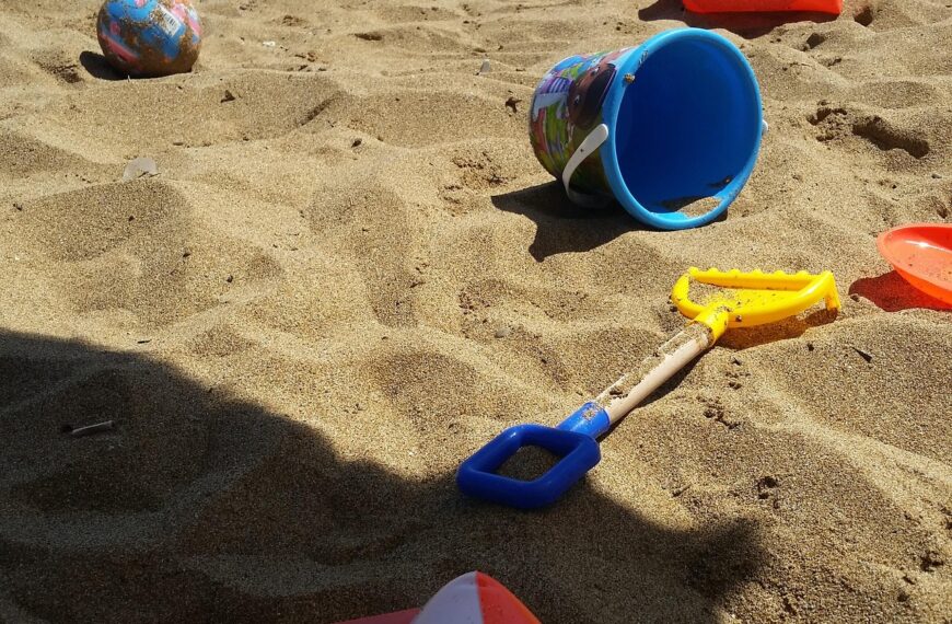 Spiagge a misura di bambino. Il pediatra: «Il bagno in mare? Più stanno in acqua e meglio è»